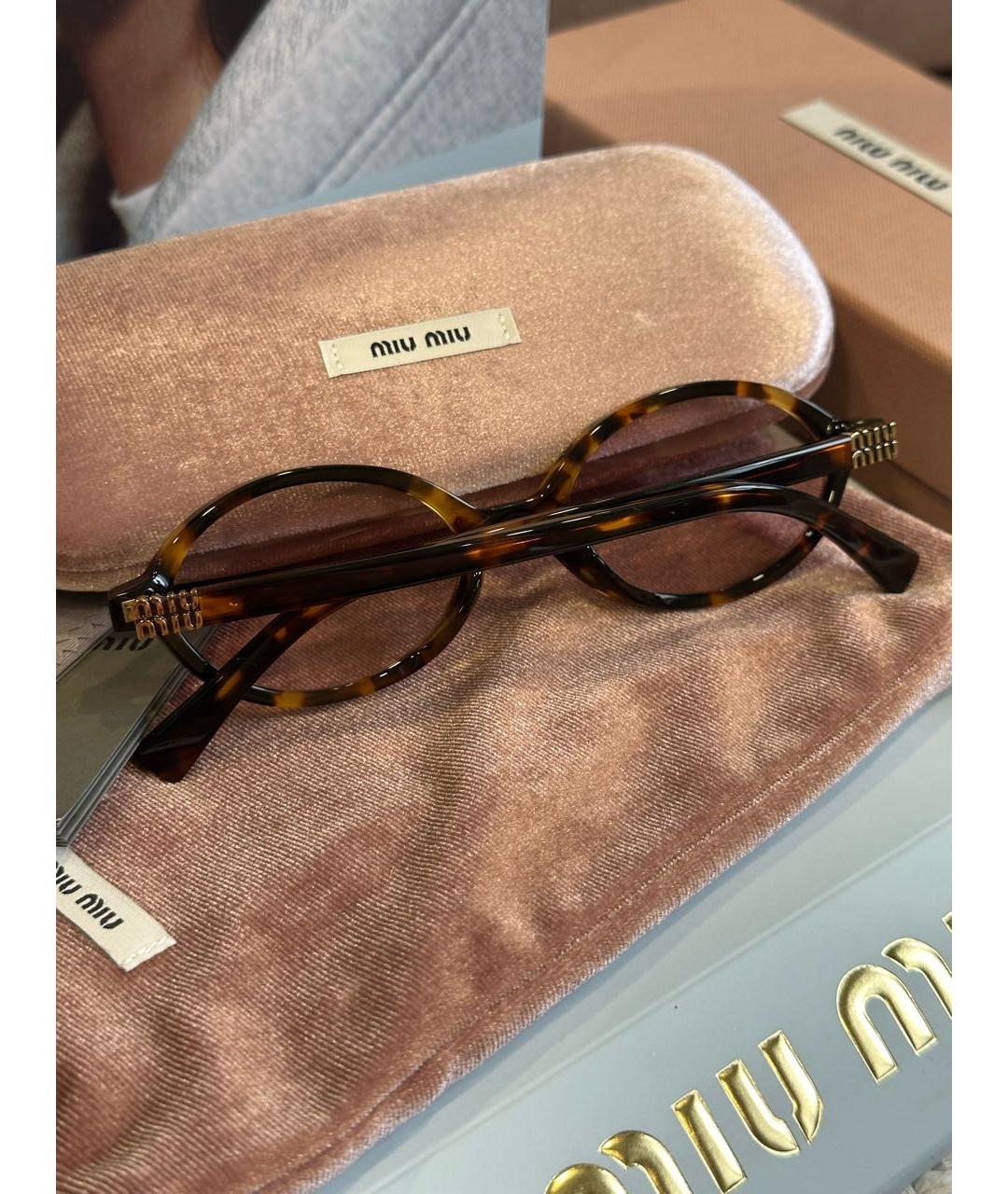 MIU MIU Коричневые пластиковые солнцезащитные очки, фото 4