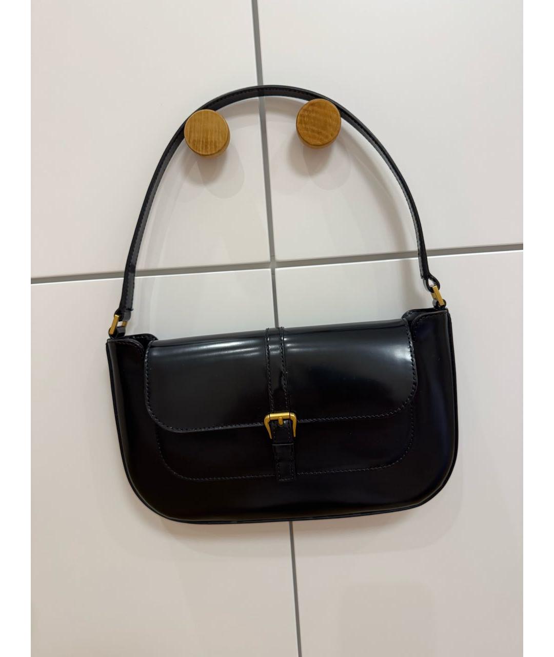 BY FAR Черная сумка с короткими ручками из лакированной кожи, фото 7