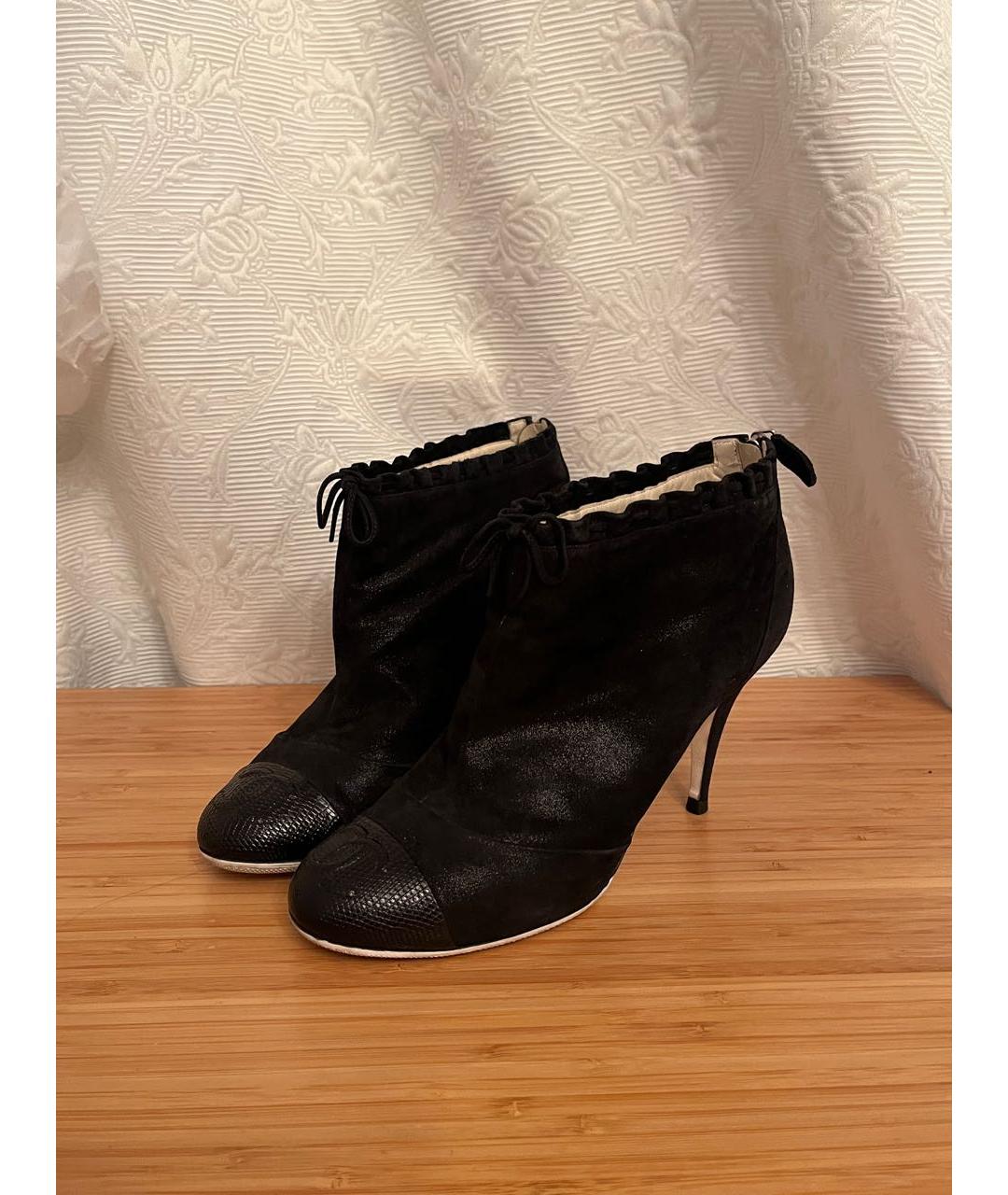 CHANEL Черные замшевые ботильоны, фото 2