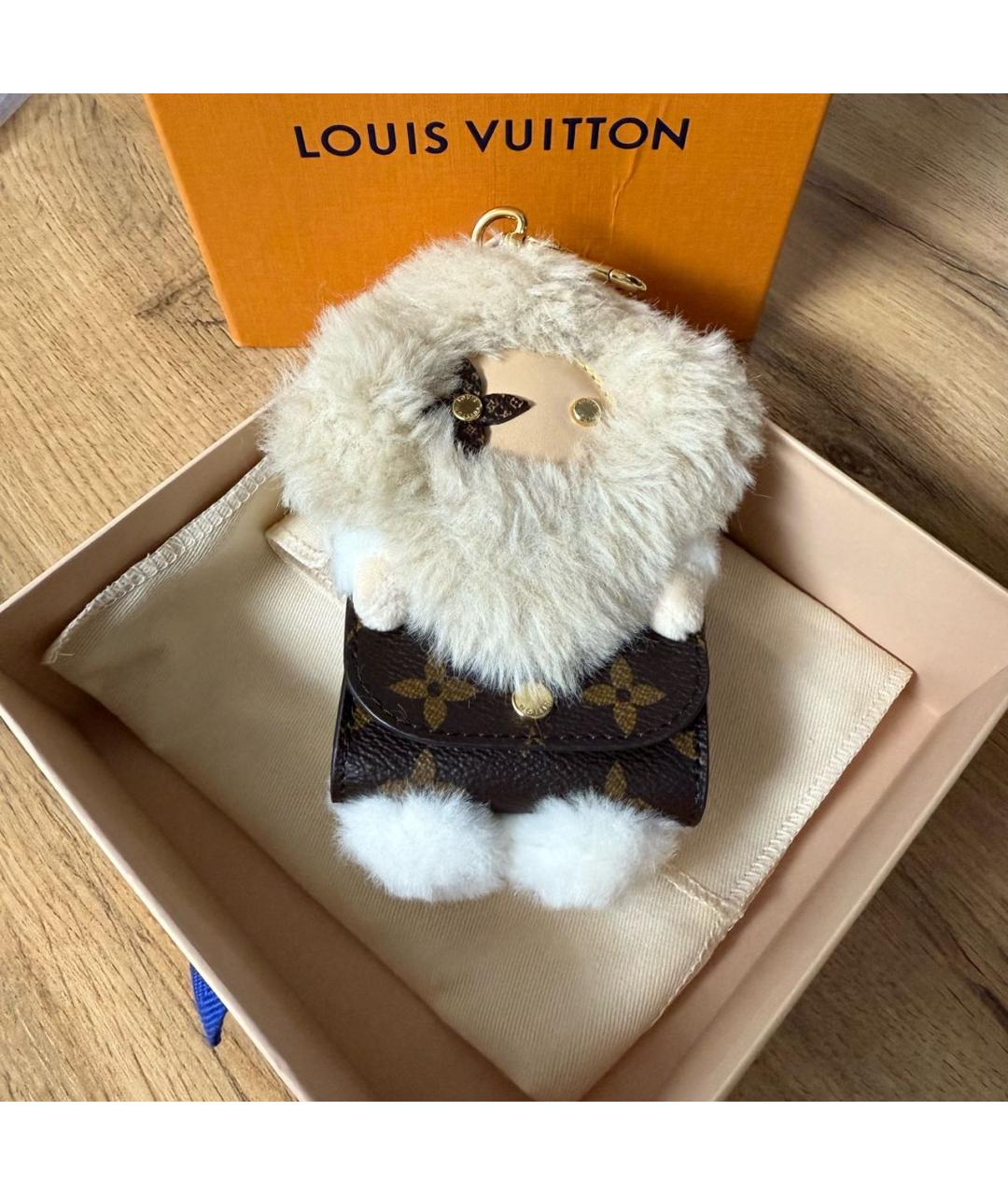 LOUIS VUITTON Коричневый брелок, фото 6