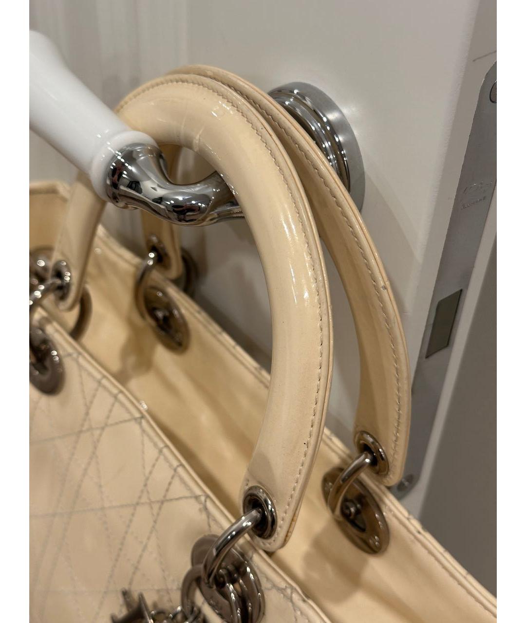 CHRISTIAN DIOR Бежевая сумка тоут из лакированной кожи, фото 6