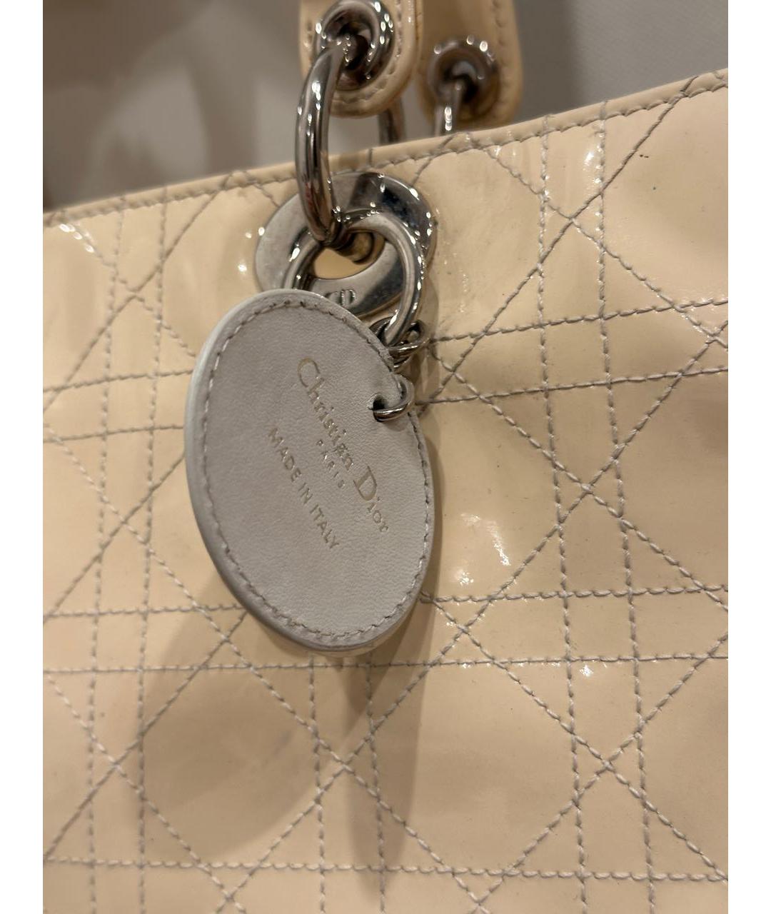 CHRISTIAN DIOR Бежевая сумка тоут из лакированной кожи, фото 5