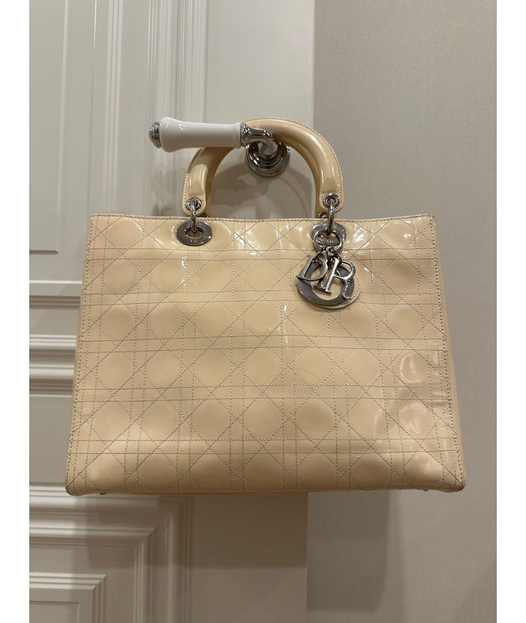 CHRISTIAN DIOR Бежевая сумка тоут из лакированной кожи, фото 2