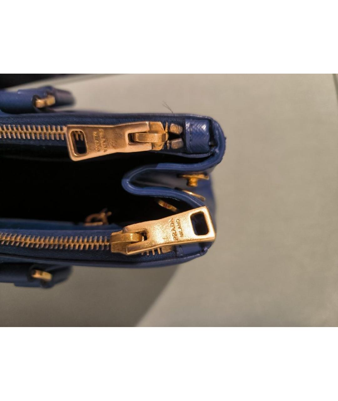 PRADA Темно-синяя кожаная сумка с короткими ручками, фото 4