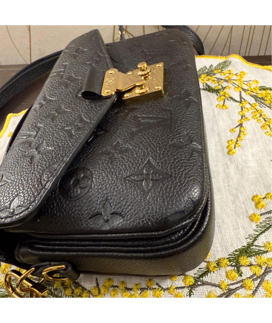 LOUIS VUITTON Черная кожаная сумка с короткими ручками, фото 6