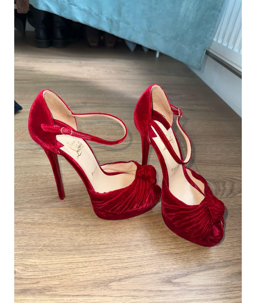 CHRISTIAN LOUBOUTIN Красные бархатные босоножки, фото 3