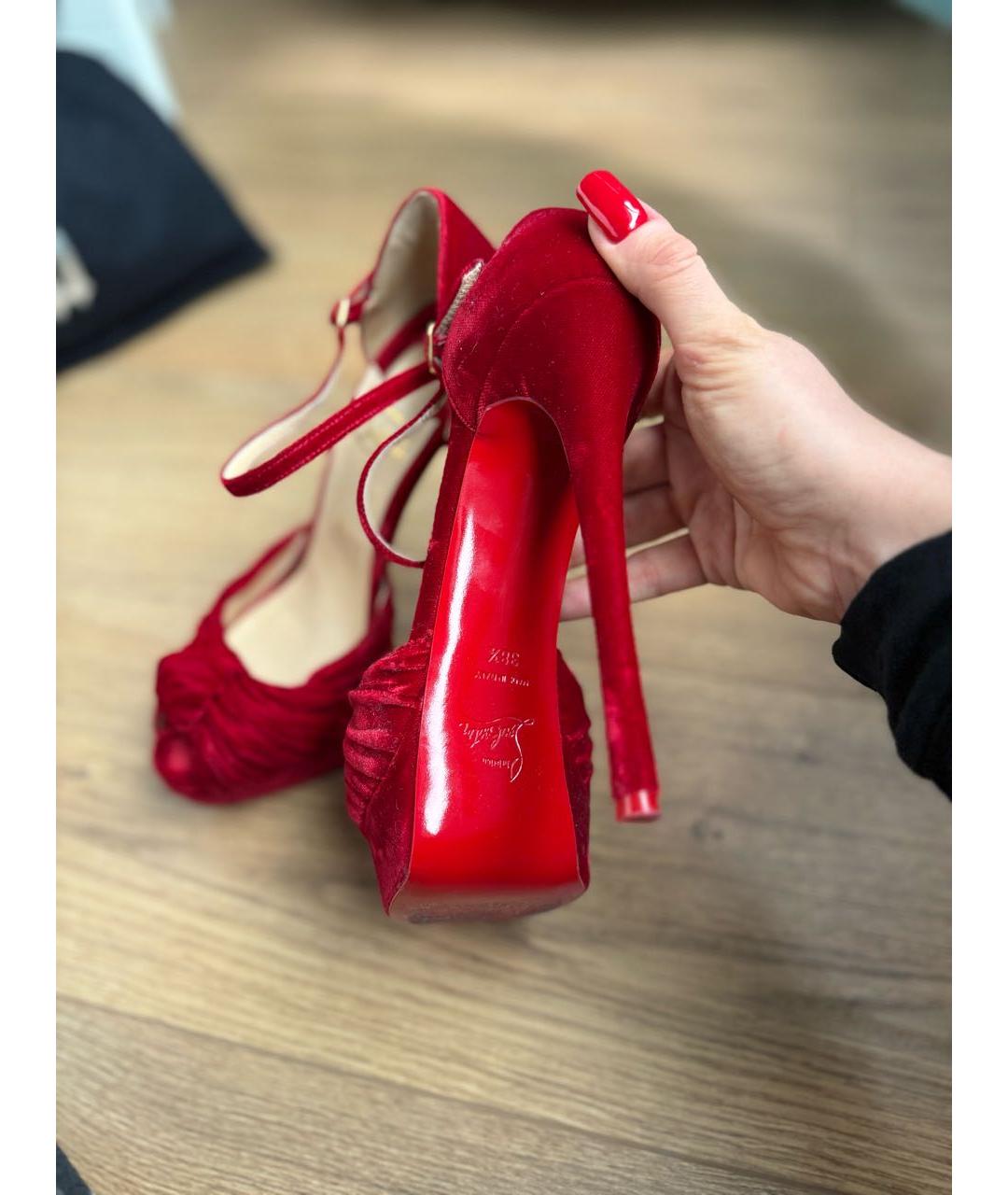 CHRISTIAN LOUBOUTIN Красные бархатные босоножки, фото 4