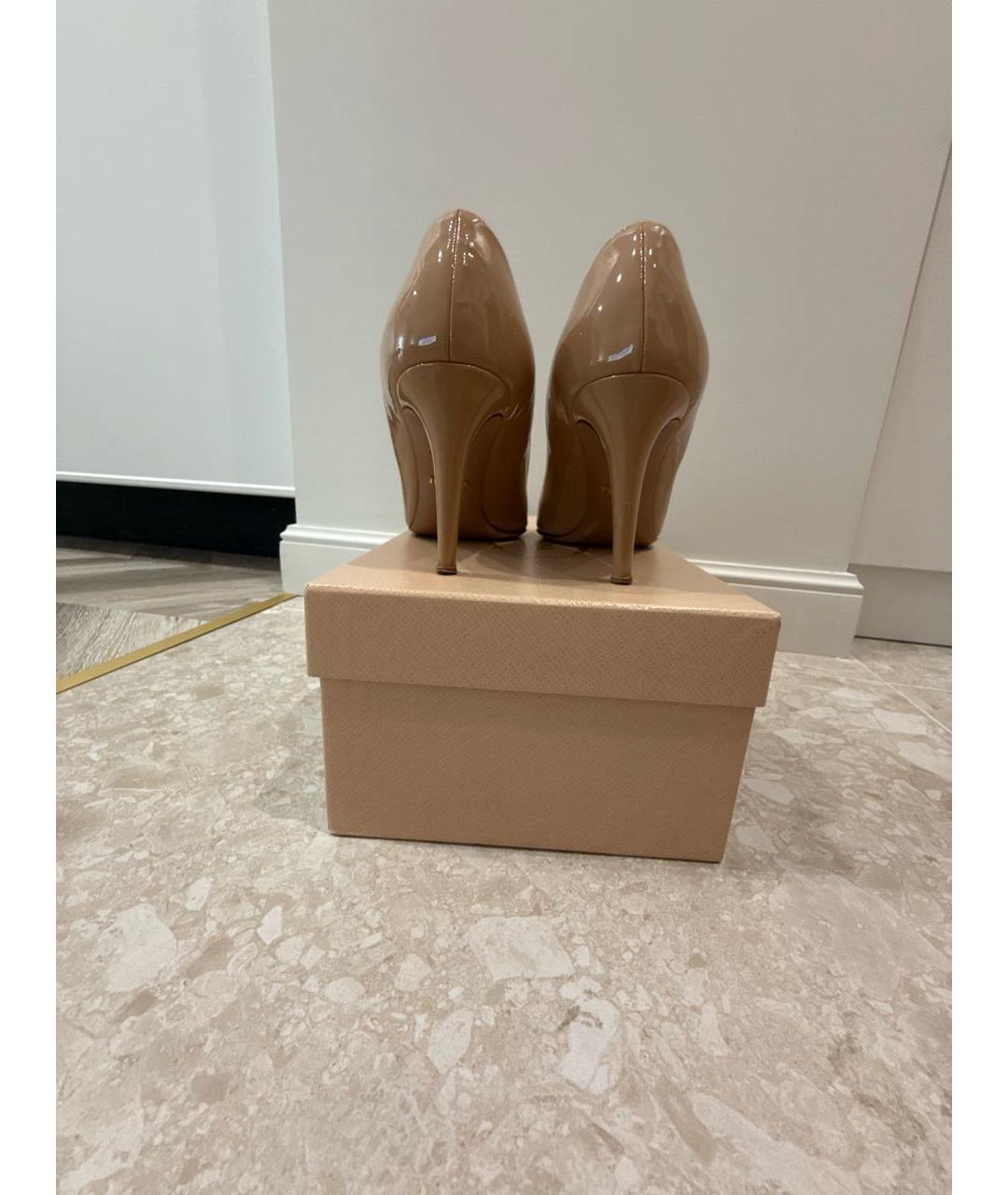 PRADA Бежевые туфли из лакированной кожи, фото 4