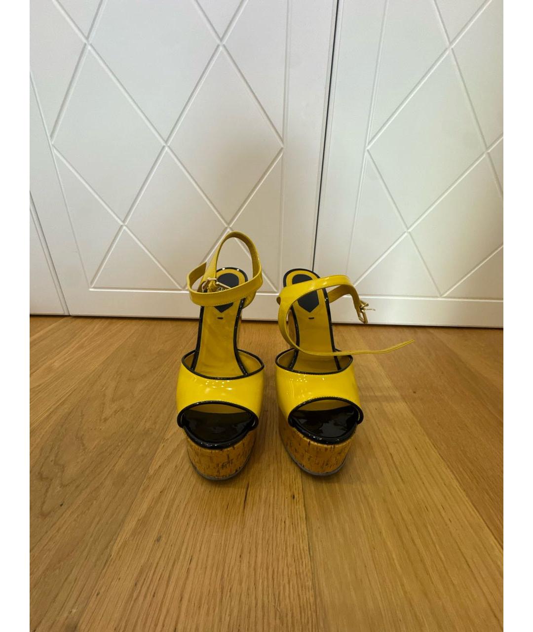 FENDI Желтые босоножки из лакированной кожи, фото 2