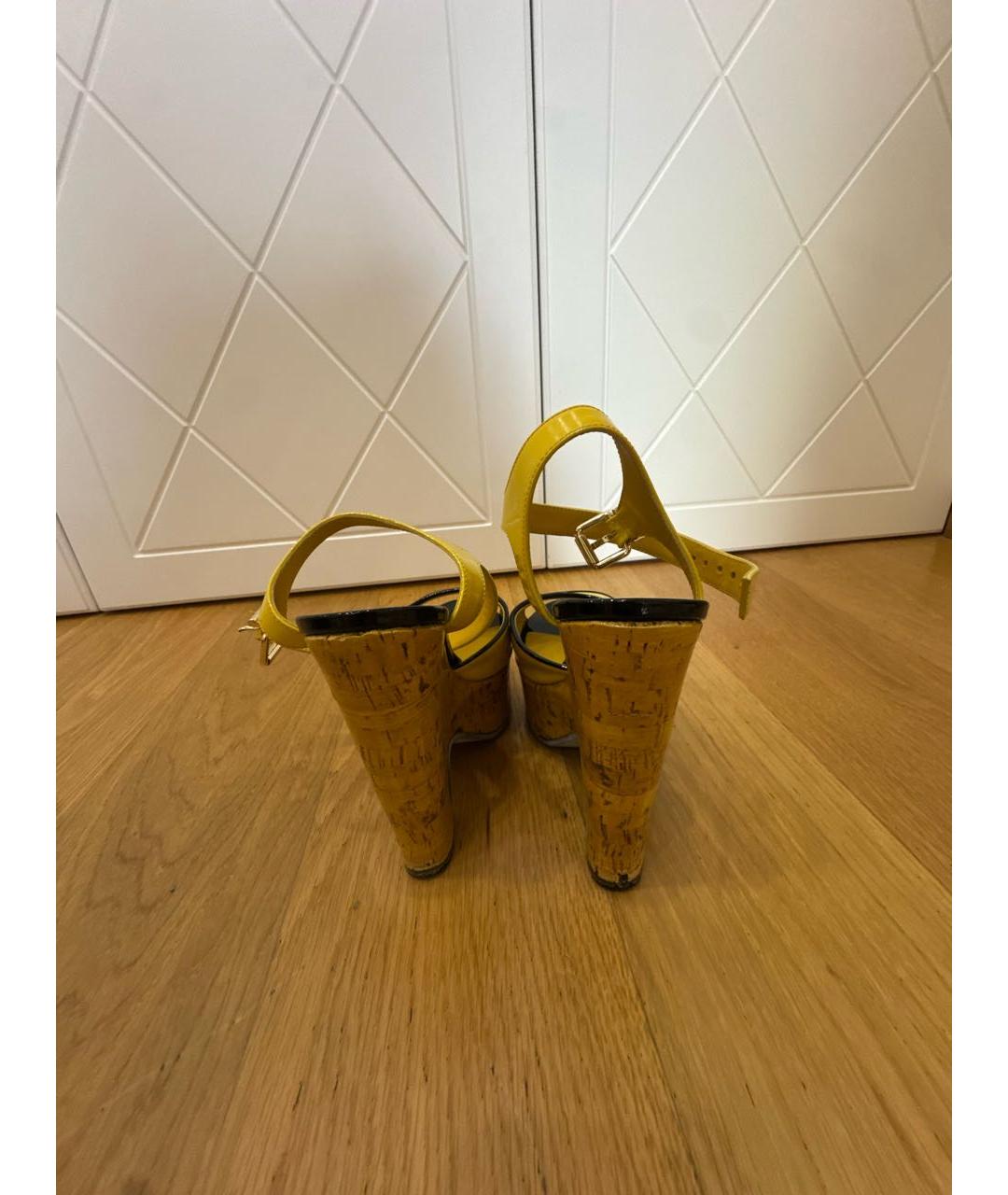 FENDI Желтые босоножки из лакированной кожи, фото 3