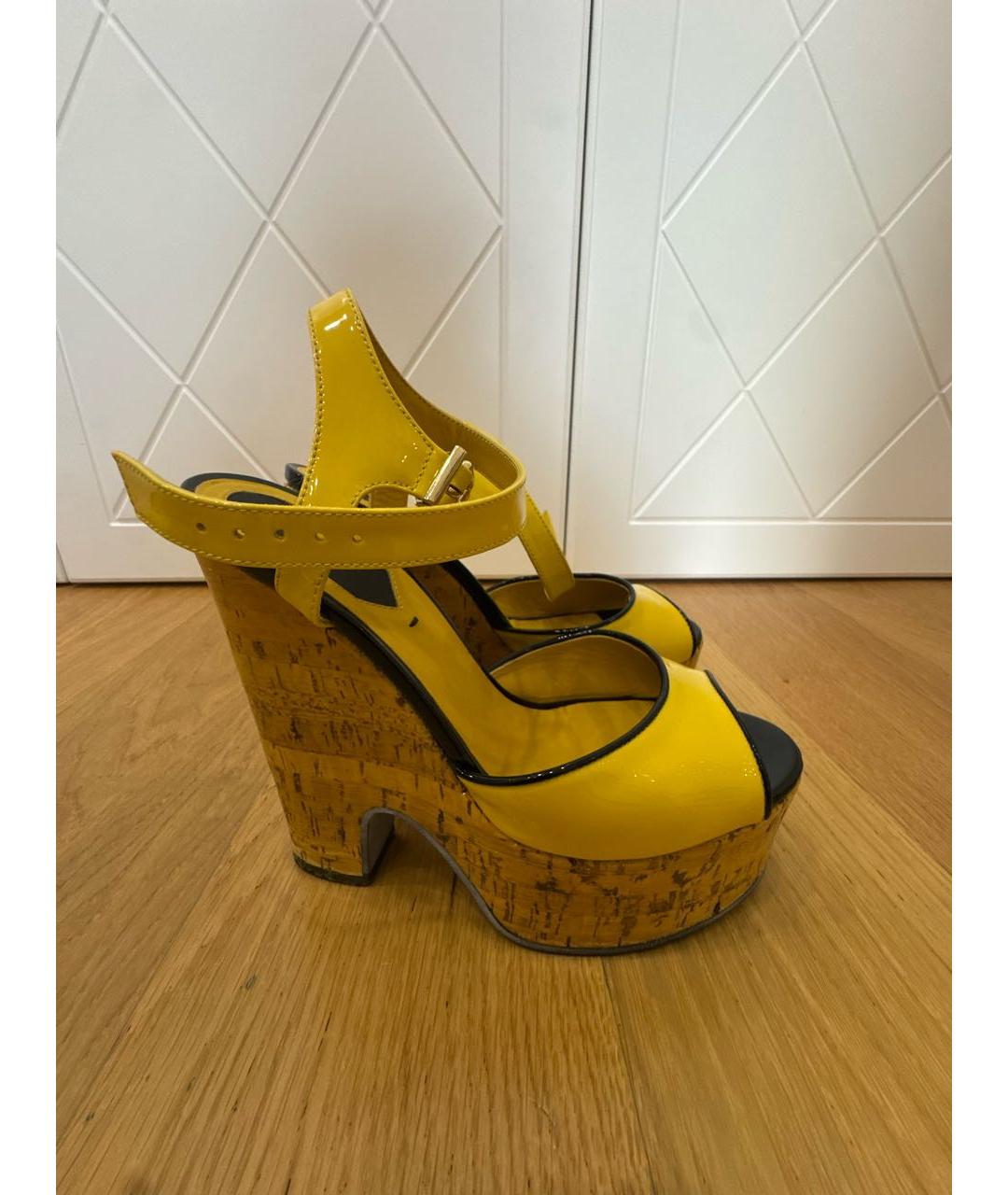 FENDI Желтые босоножки из лакированной кожи, фото 5