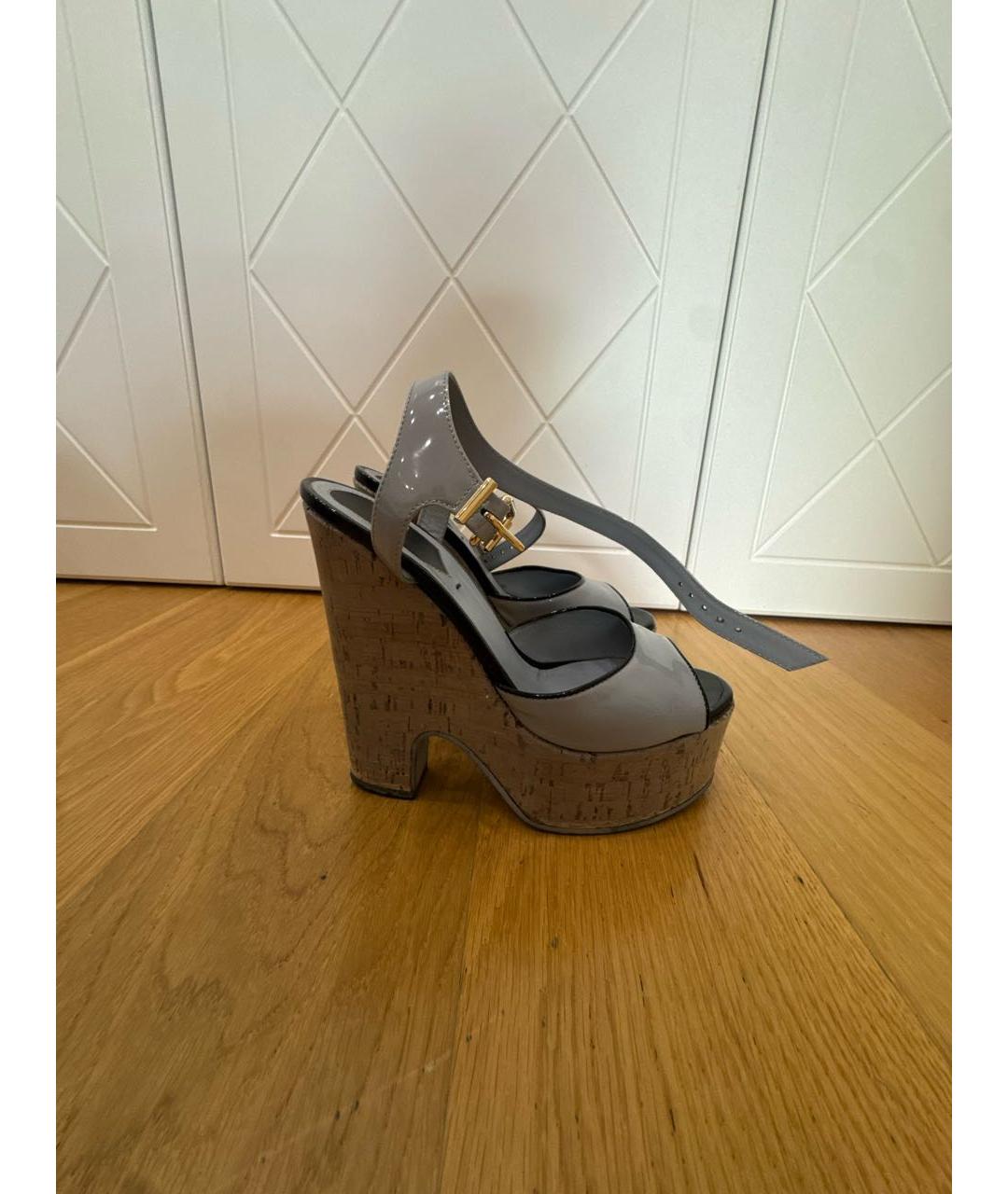 FENDI Голубые босоножки из лакированной кожи, фото 5