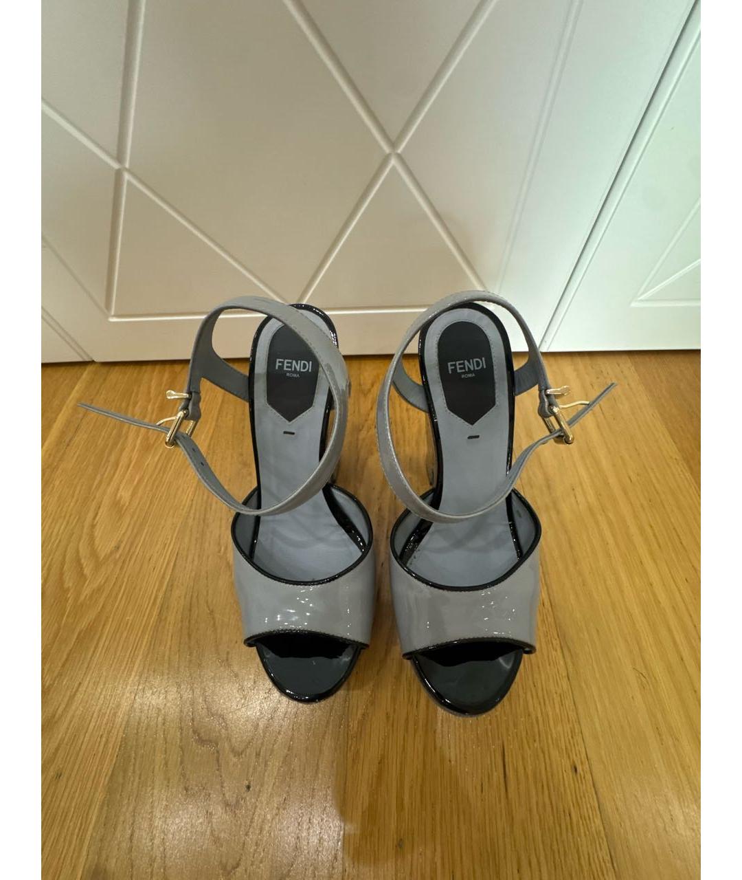 FENDI Голубые босоножки из лакированной кожи, фото 3