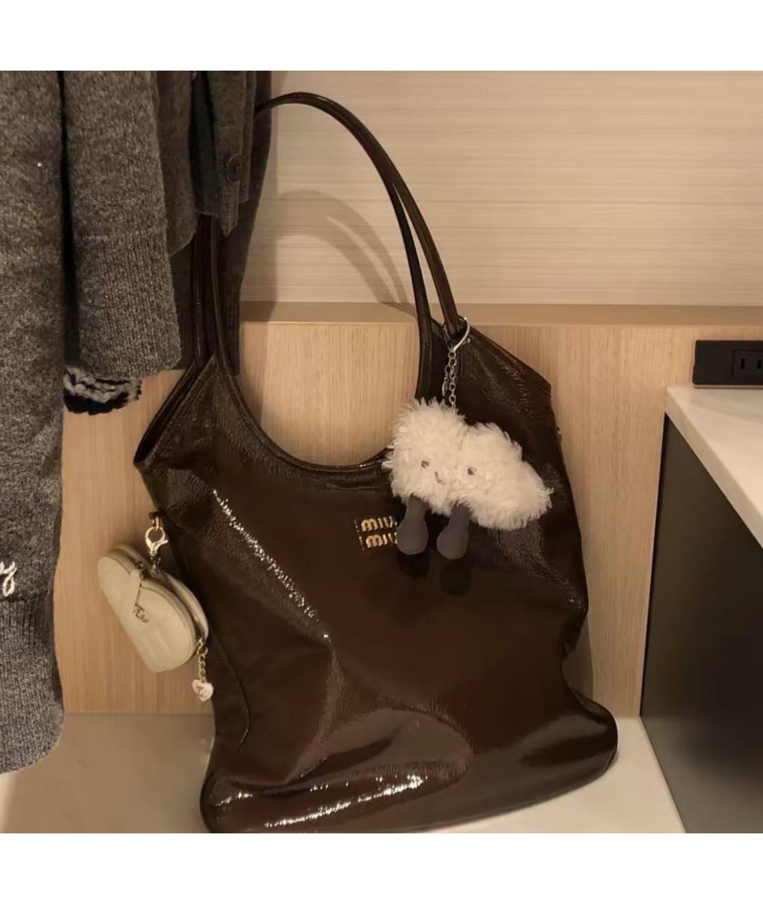MIU MIU Коричневая сумка тоут из лакированной кожи, фото 6
