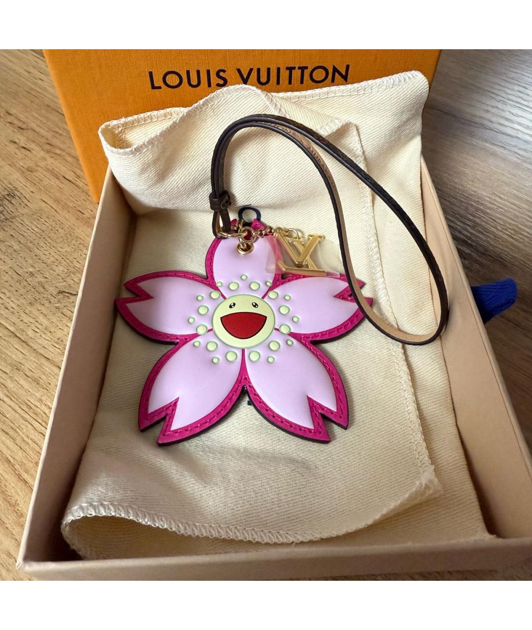 LOUIS VUITTON Розовый брелок, фото 2
