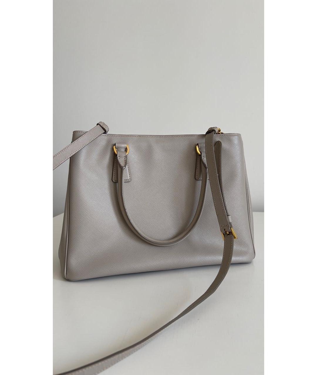 PRADA Серая кожаная сумка с короткими ручками, фото 3