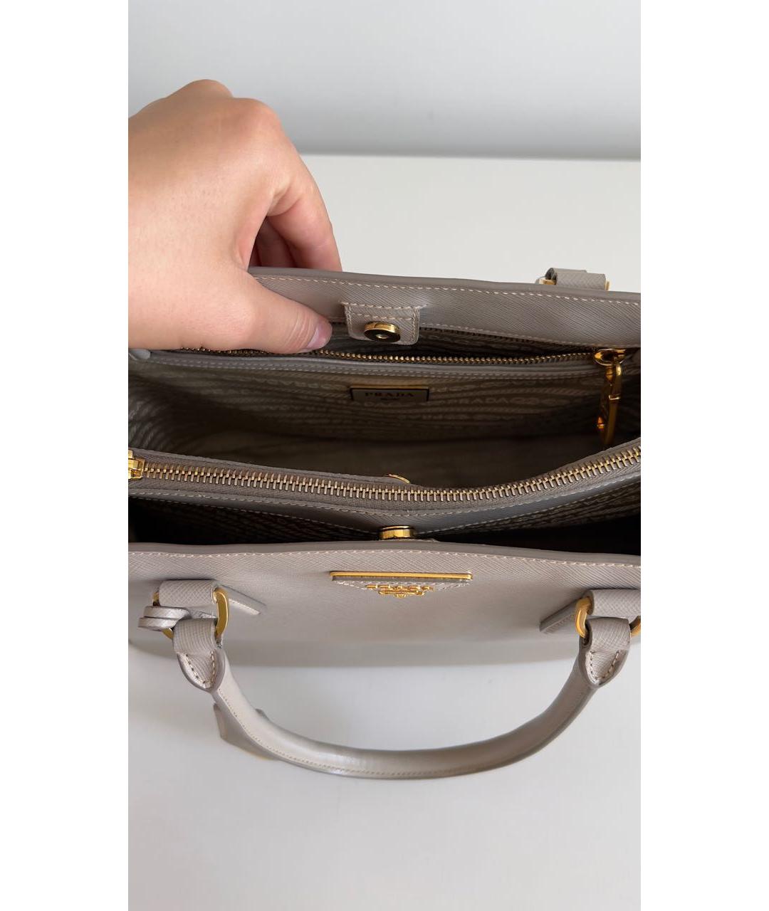 PRADA Серая кожаная сумка с короткими ручками, фото 4