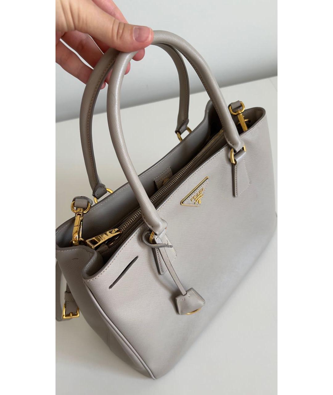 PRADA Серая кожаная сумка с короткими ручками, фото 6