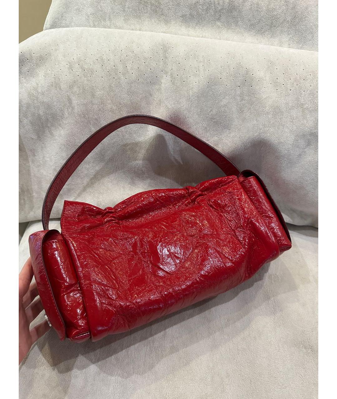 ACNE STUDIOS Красная сумка с короткими ручками из лакированной кожи, фото 3