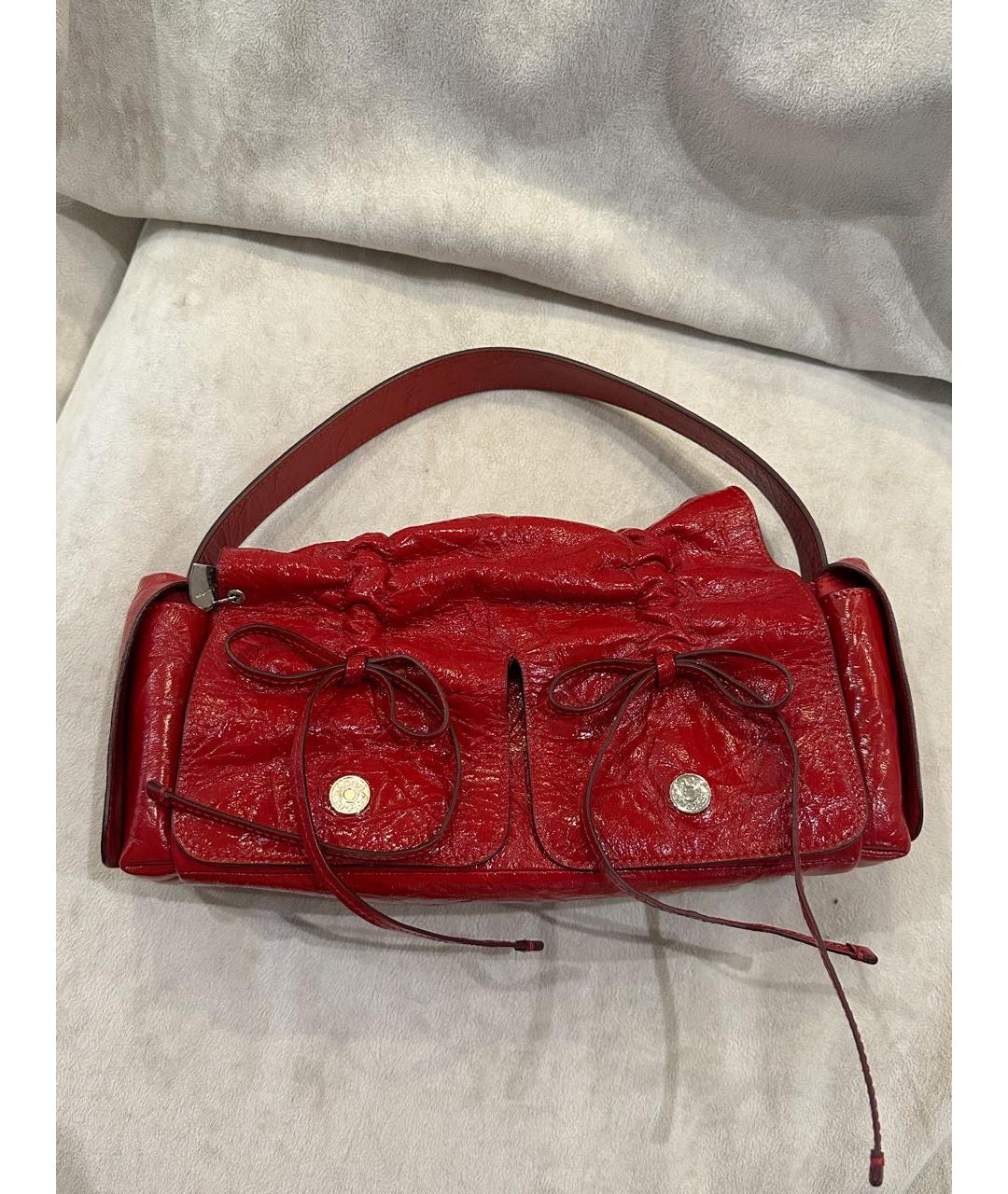 ACNE STUDIOS Красная сумка с короткими ручками из лакированной кожи, фото 6