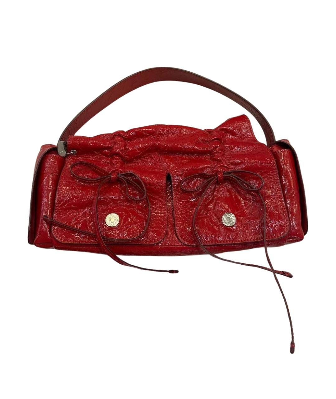ACNE STUDIOS Красная сумка с короткими ручками из лакированной кожи, фото 1