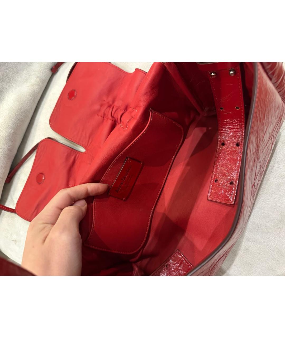 ACNE STUDIOS Красная сумка с короткими ручками из лакированной кожи, фото 4