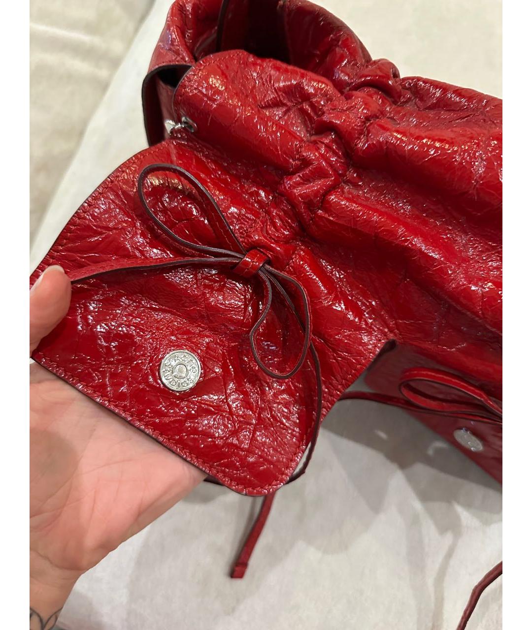ACNE STUDIOS Красная сумка с короткими ручками из лакированной кожи, фото 5