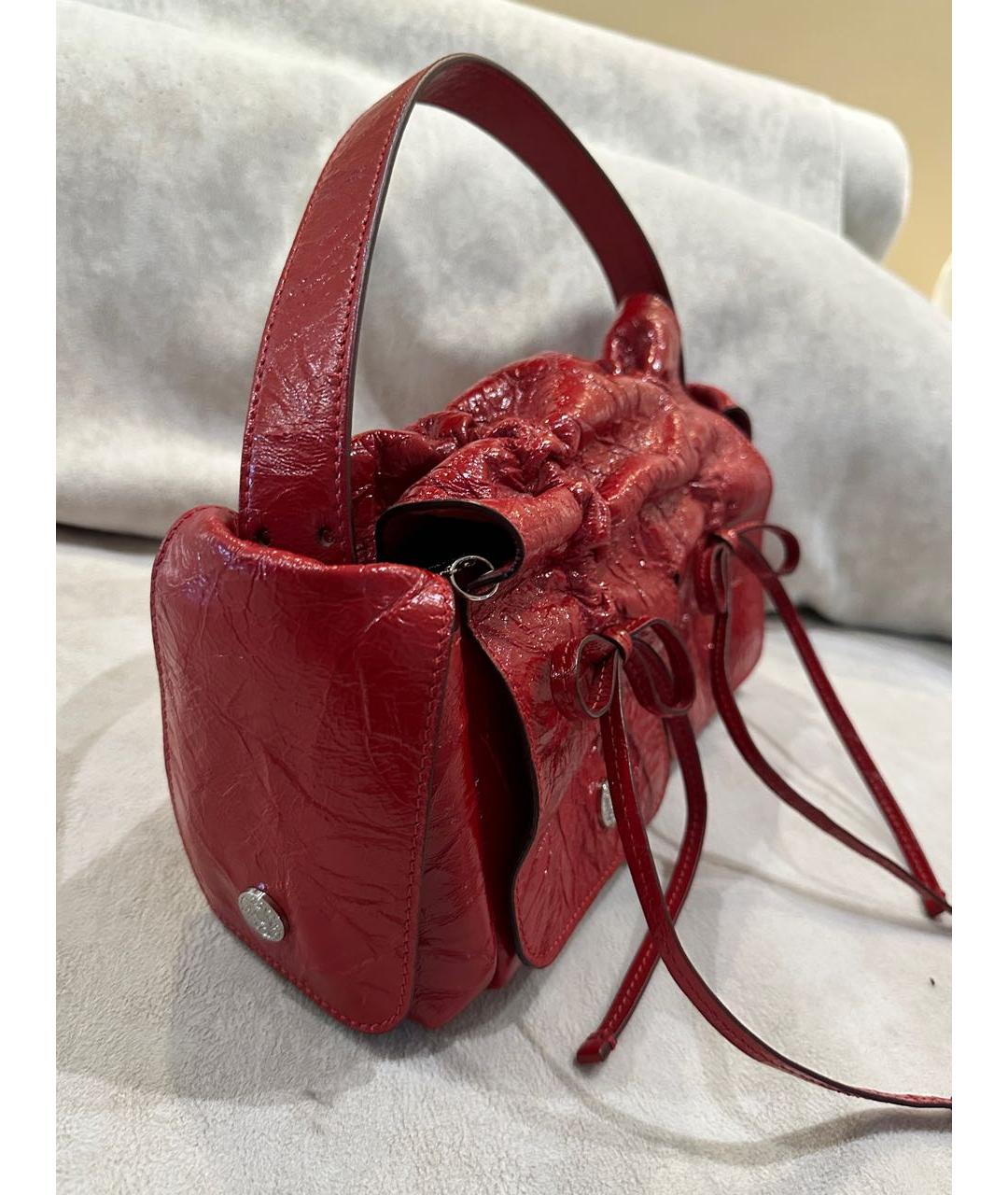 ACNE STUDIOS Красная сумка с короткими ручками из лакированной кожи, фото 2