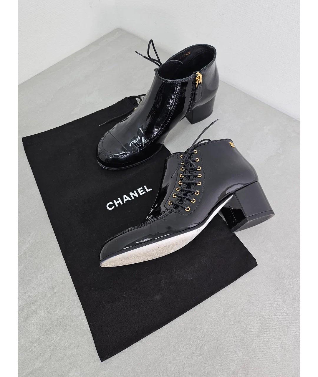 CHANEL Черные ботильоны из лакированной кожи, фото 9