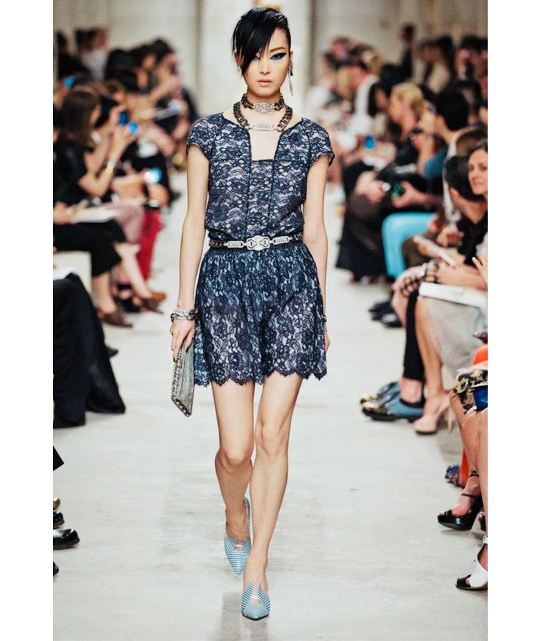 CHANEL Темно-синее кружевное коктейльное платье, фото 2