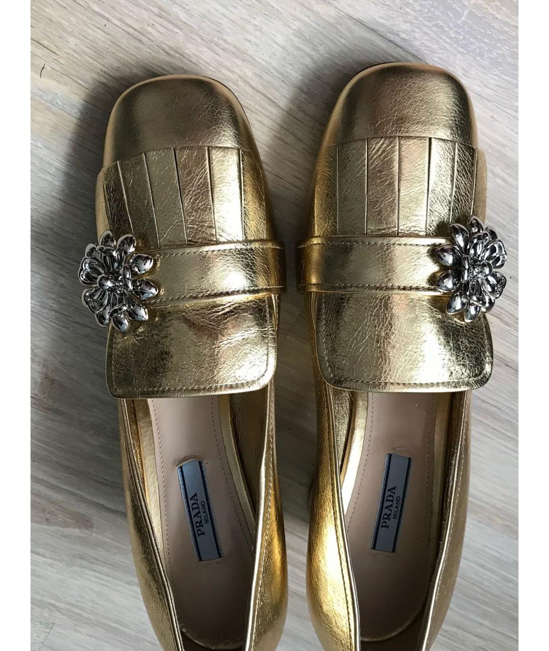PRADA Золотые кожаные лоферы, фото 3