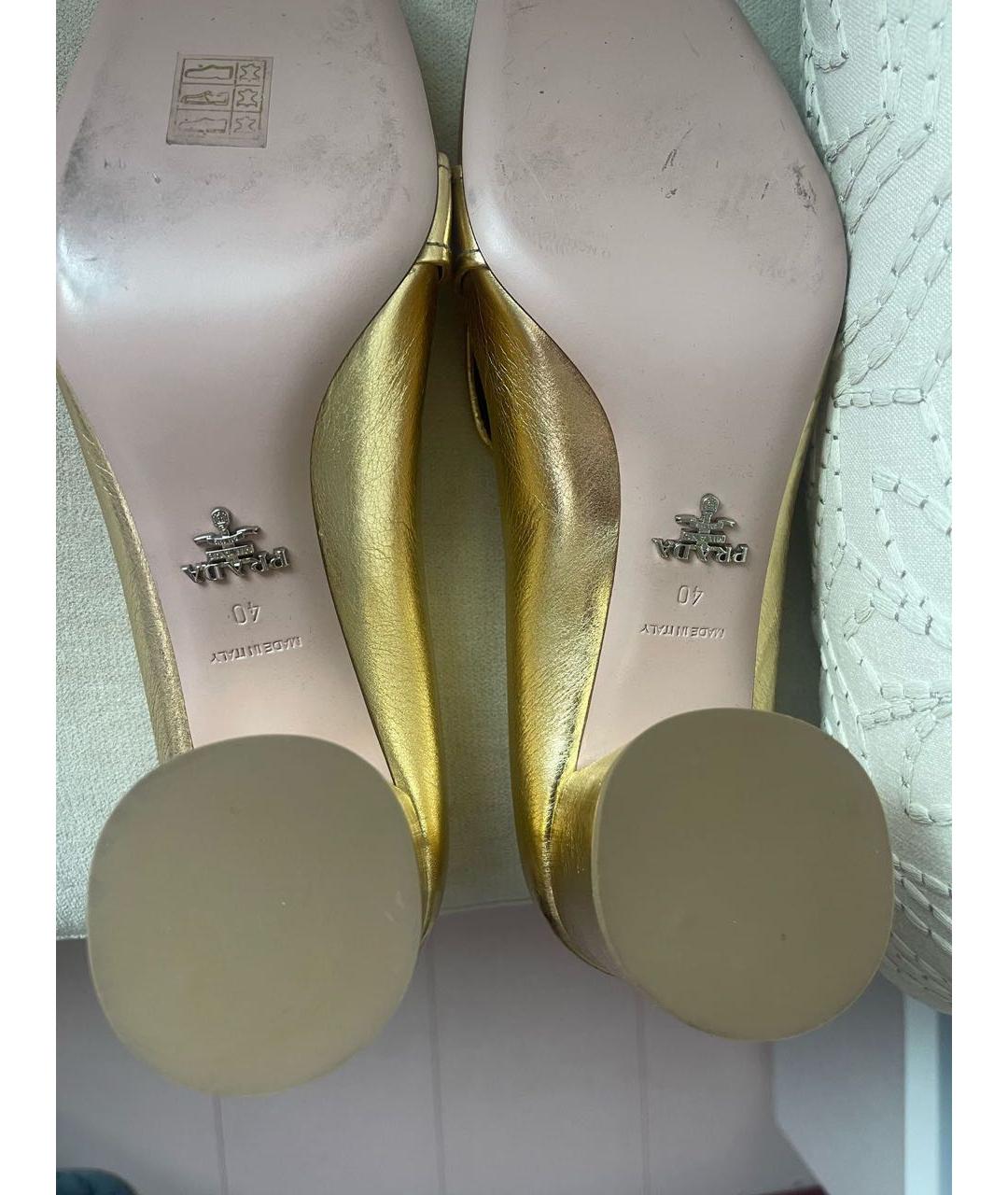 PRADA Золотые кожаные лоферы, фото 5