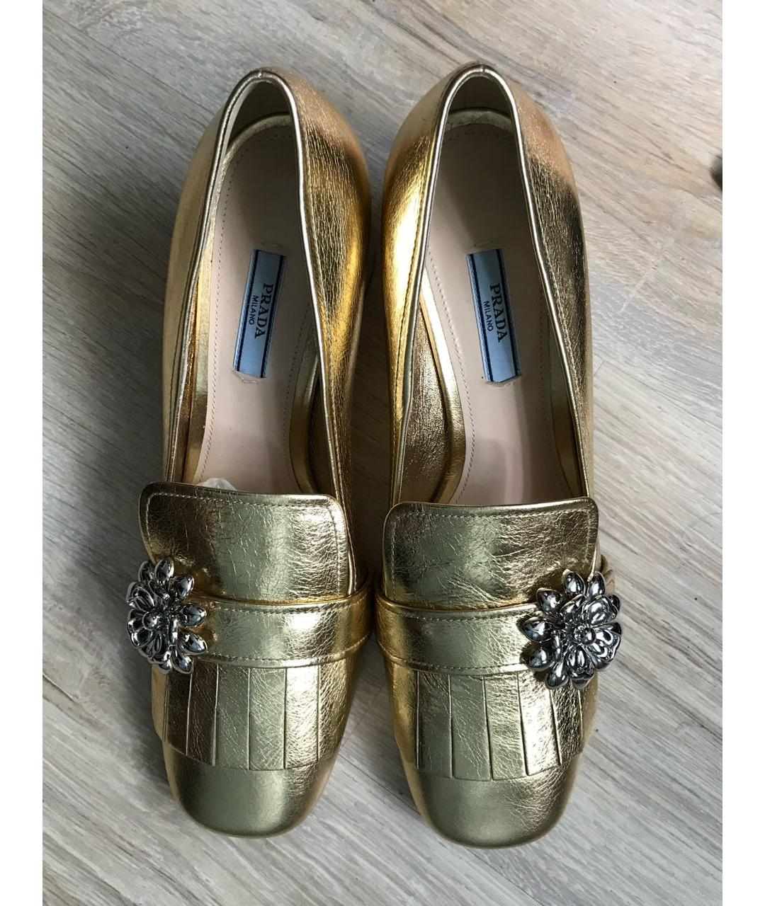 PRADA Золотые кожаные лоферы, фото 2