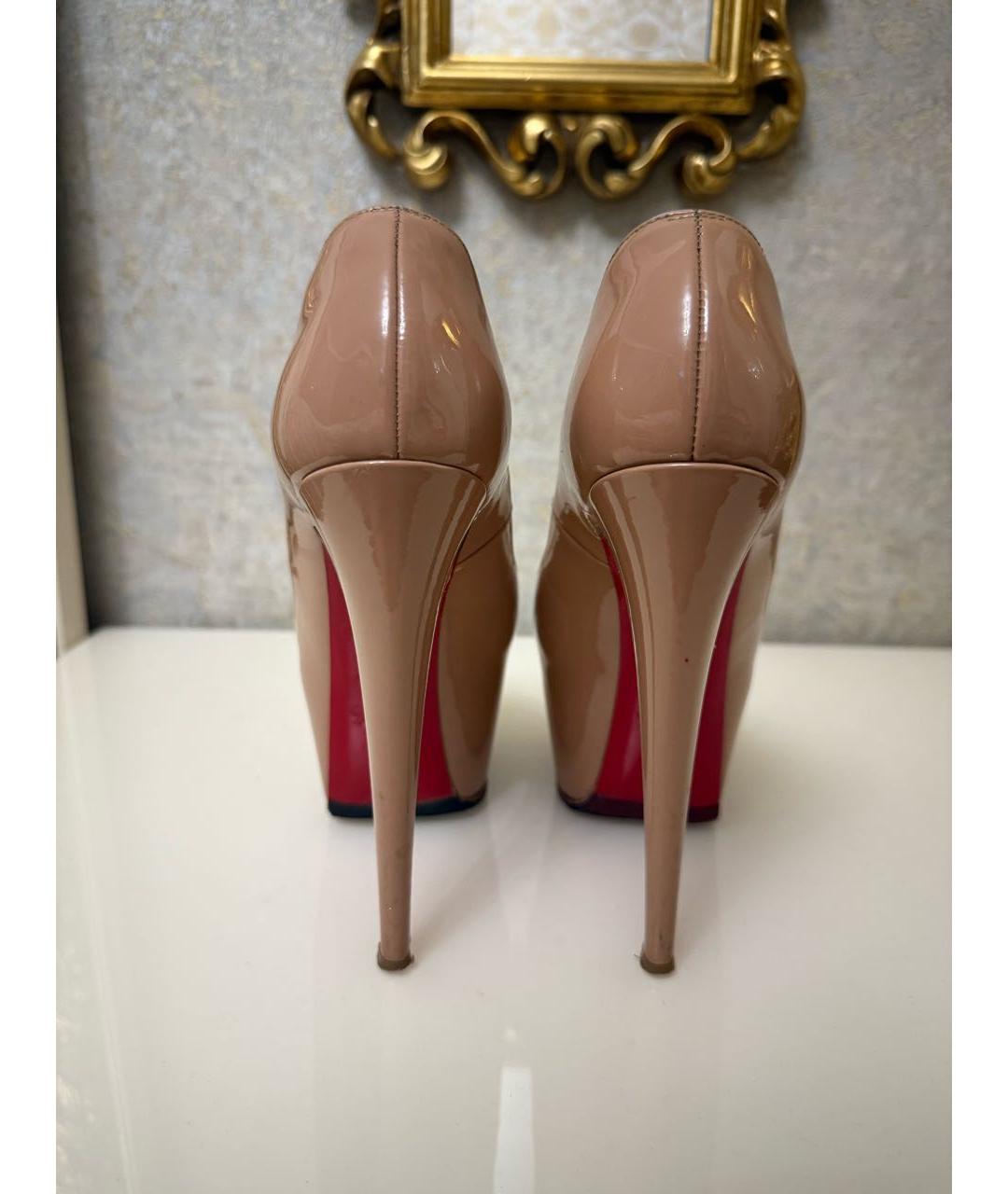 CHRISTIAN LOUBOUTIN Бежевые туфли из лакированной кожи, фото 4