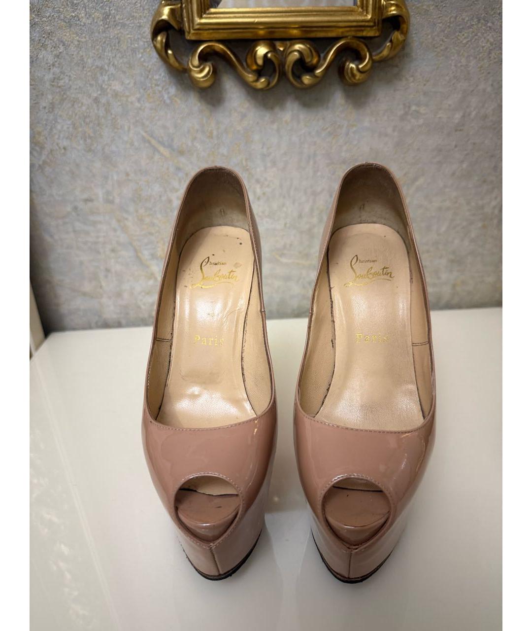 CHRISTIAN LOUBOUTIN Бежевые туфли из лакированной кожи, фото 2