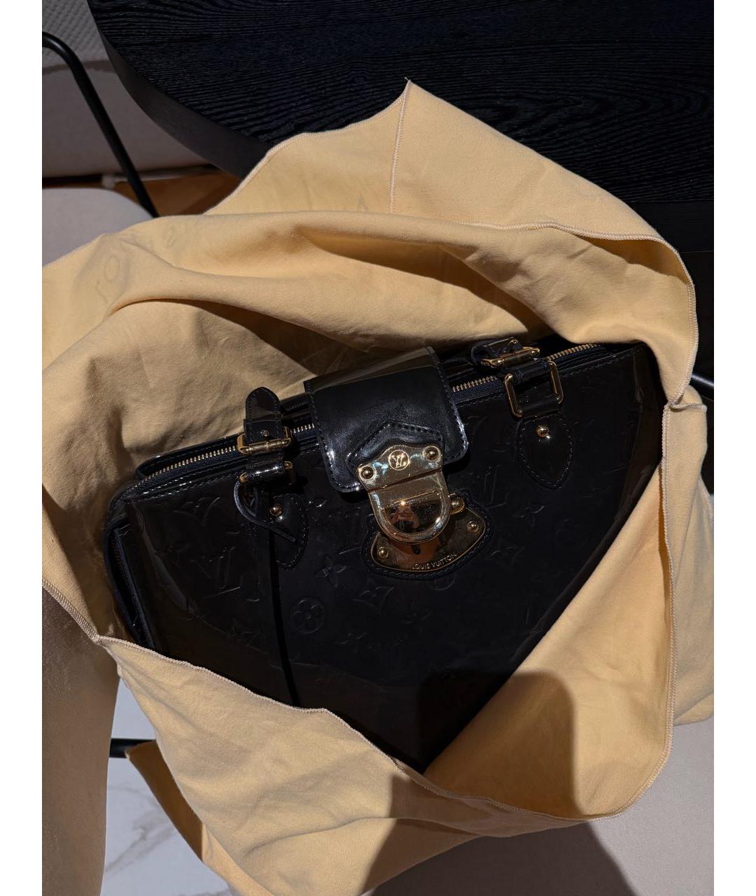 LOUIS VUITTON Черная сумка с короткими ручками из лакированной кожи, фото 8