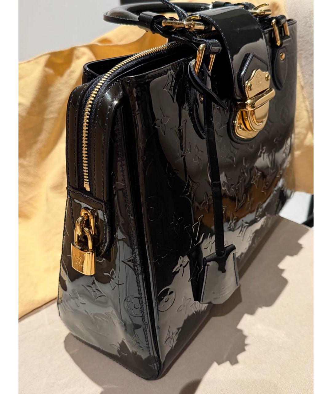 LOUIS VUITTON Черная сумка с короткими ручками из лакированной кожи, фото 3
