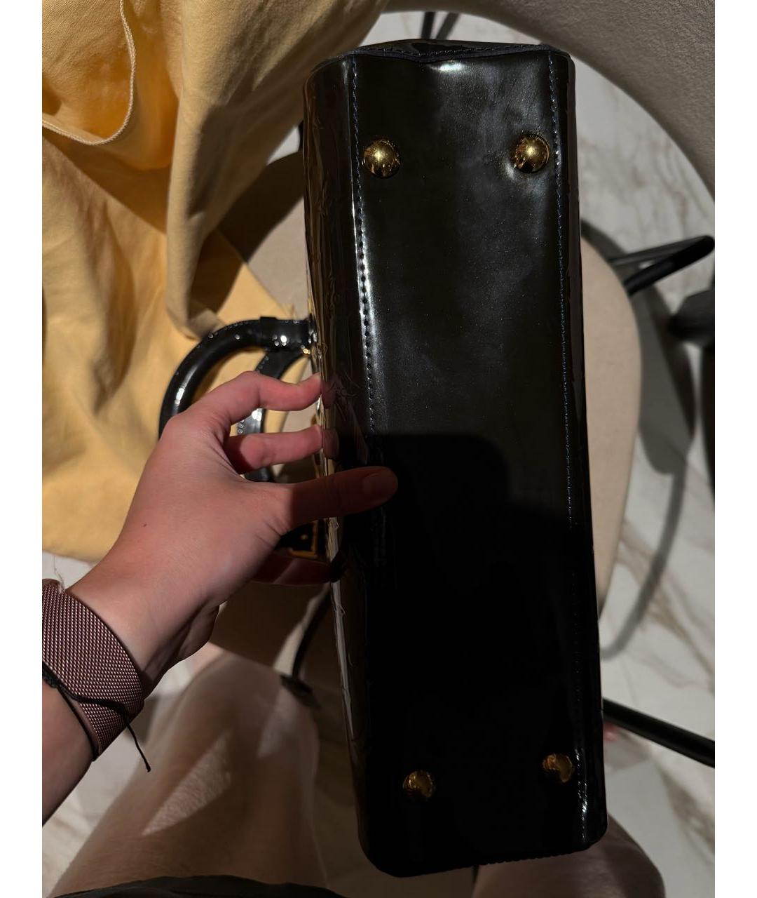 LOUIS VUITTON Черная сумка с короткими ручками из лакированной кожи, фото 7