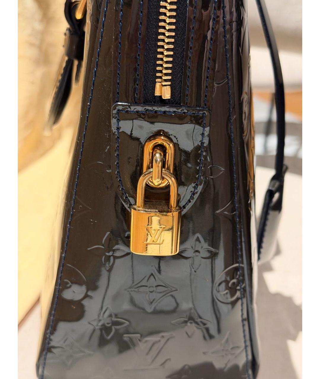 LOUIS VUITTON Черная сумка с короткими ручками из лакированной кожи, фото 5