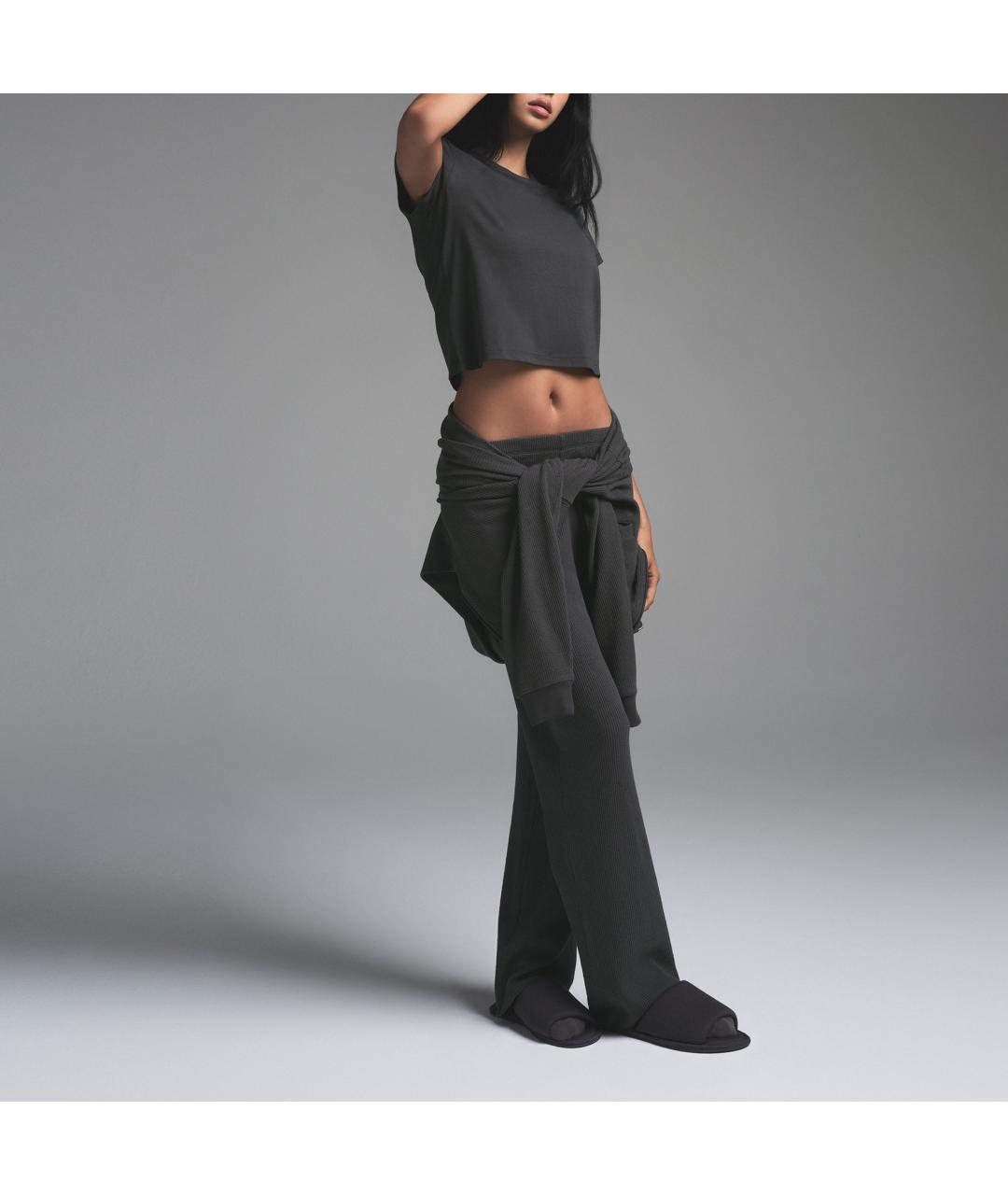 SKIMS Антрацитовая футболка, фото 3