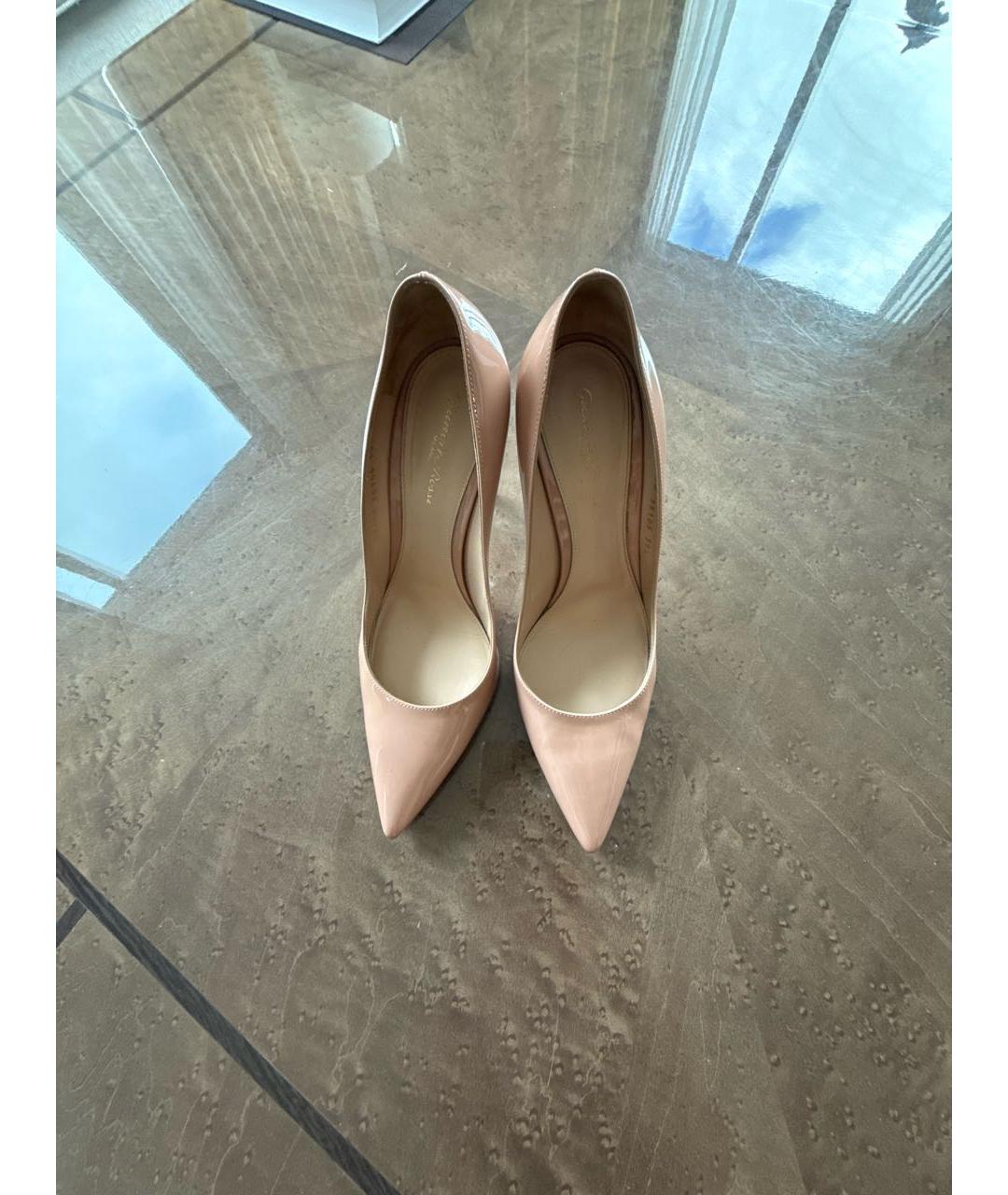 GIANVITO ROSSI Бежевые туфли из лакированной кожи, фото 3