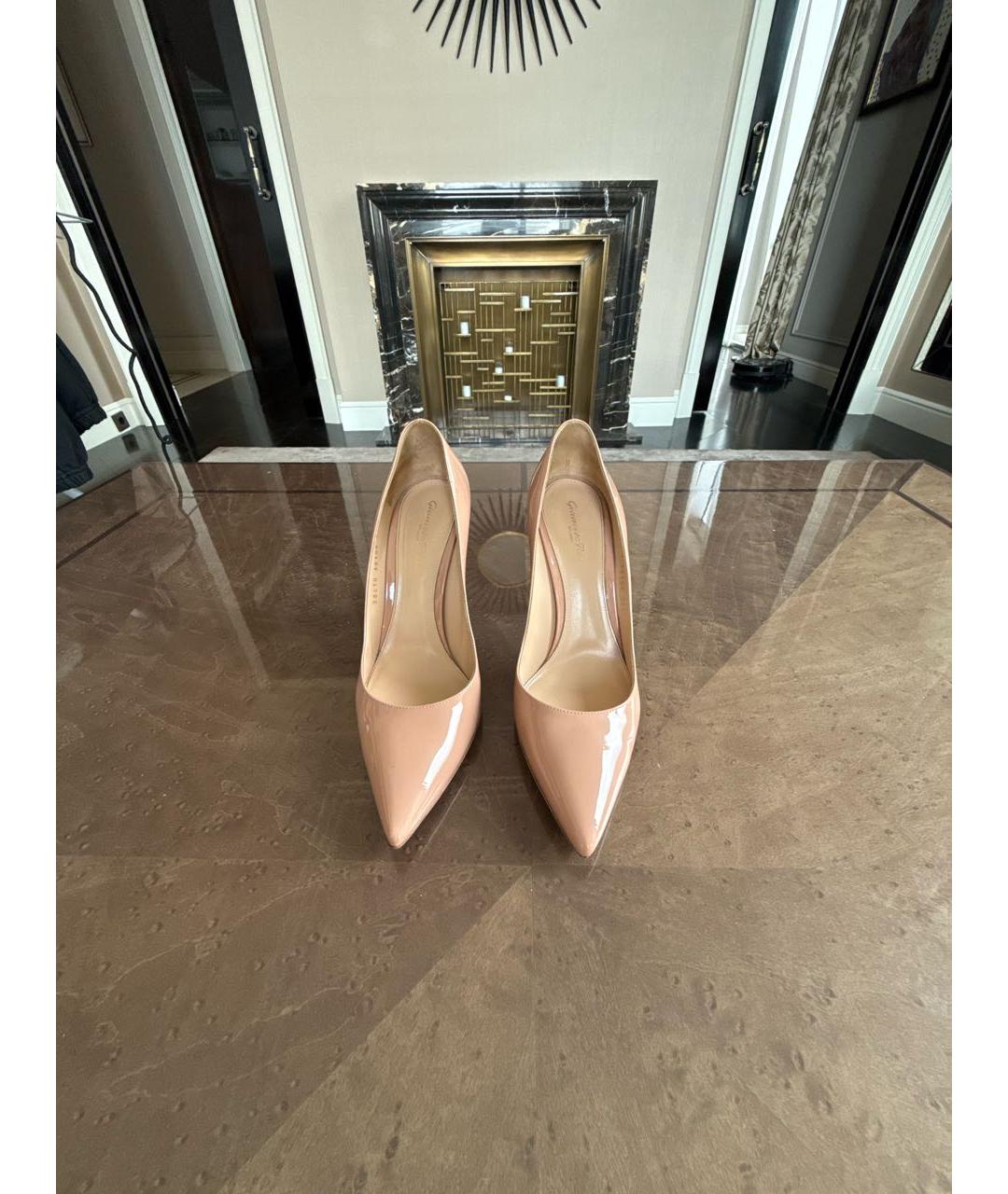GIANVITO ROSSI Бежевые туфли из лакированной кожи, фото 2