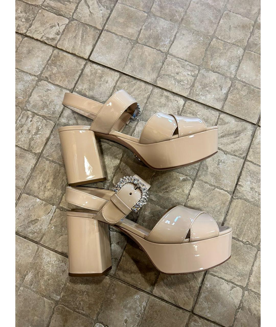PRADA Бежевые босоножки из лакированной кожи, фото 8