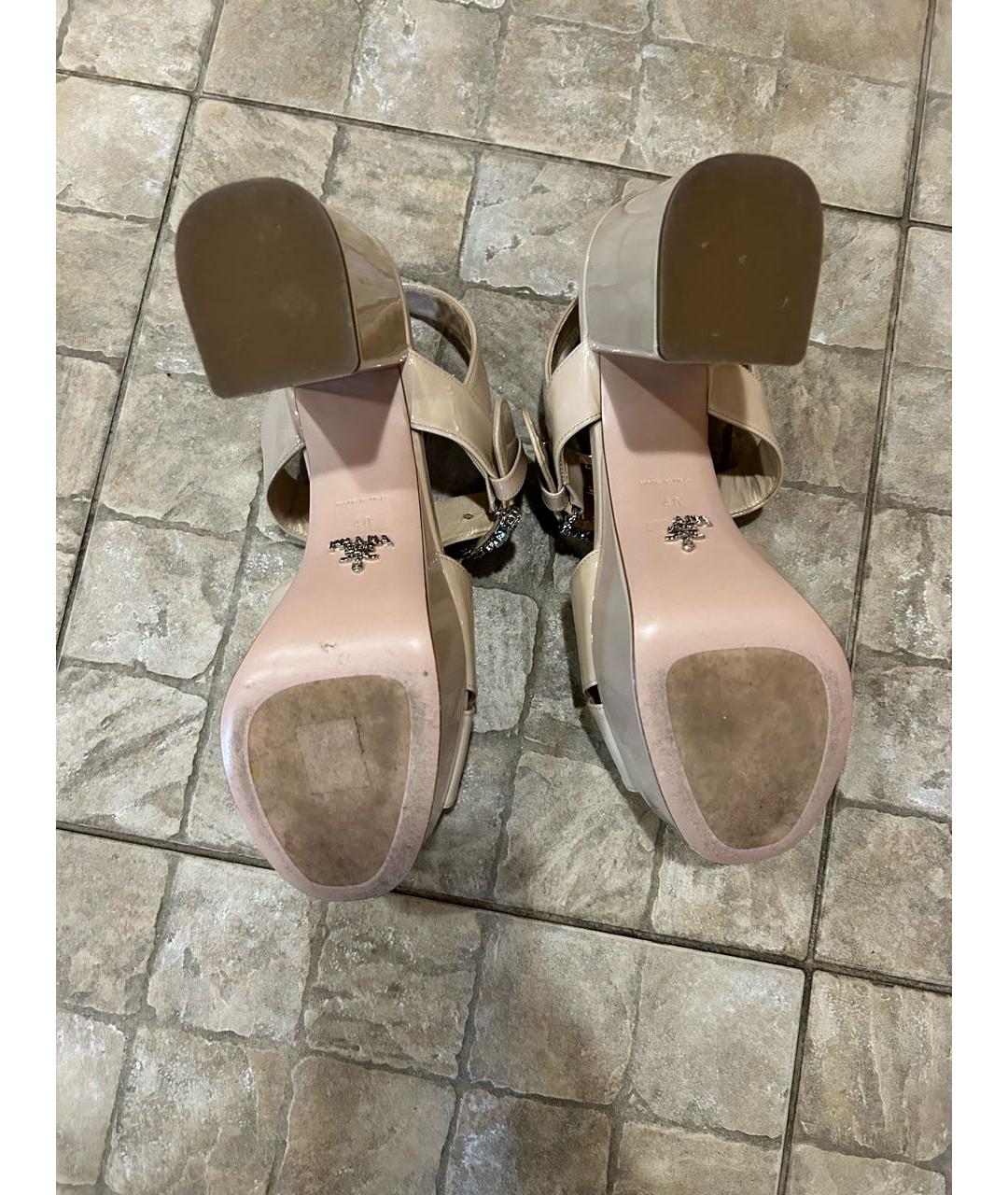 PRADA Бежевые босоножки из лакированной кожи, фото 4