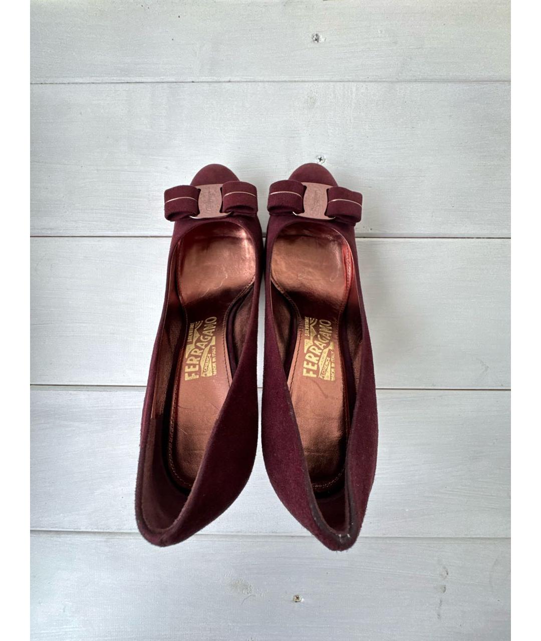 FERRAGAMO Бордовые замшевые туфли, фото 3