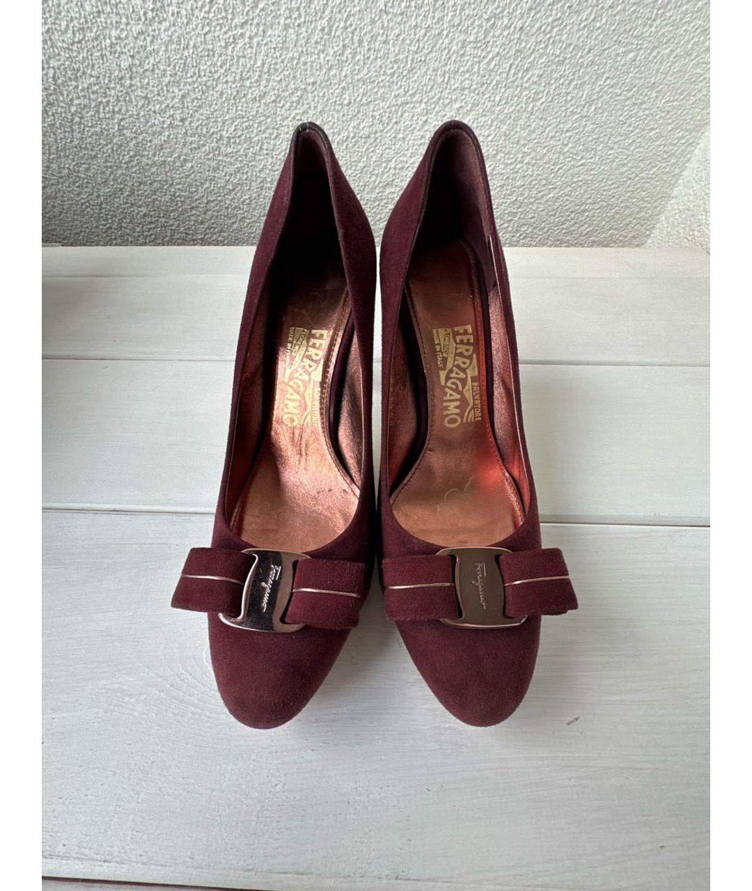 FERRAGAMO Бордовые замшевые туфли, фото 2