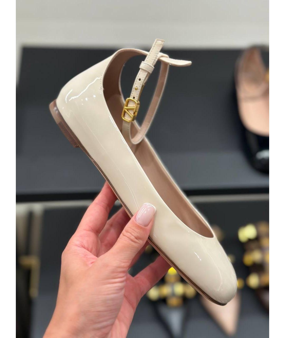 VALENTINO Бежевые балетки из лакированной кожи, фото 5