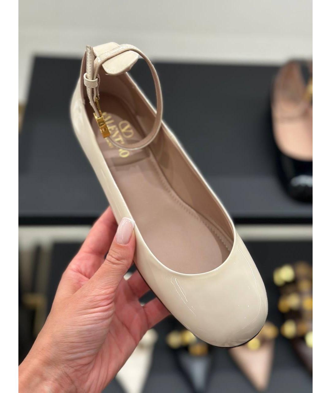 VALENTINO Бежевые балетки из лакированной кожи, фото 2