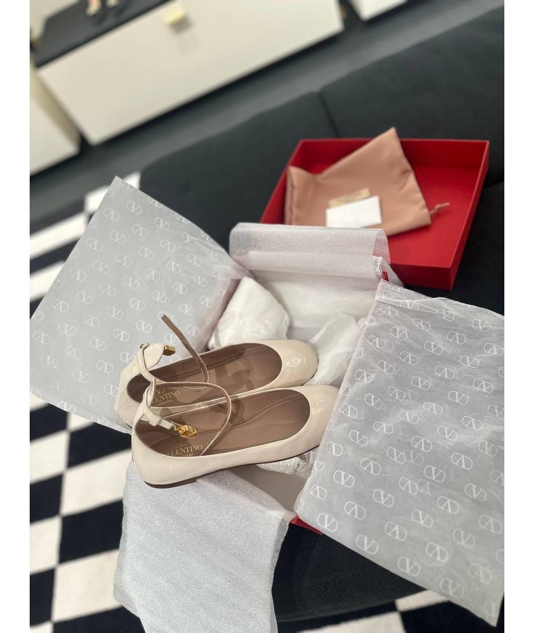 VALENTINO Бежевые балетки из лакированной кожи, фото 4