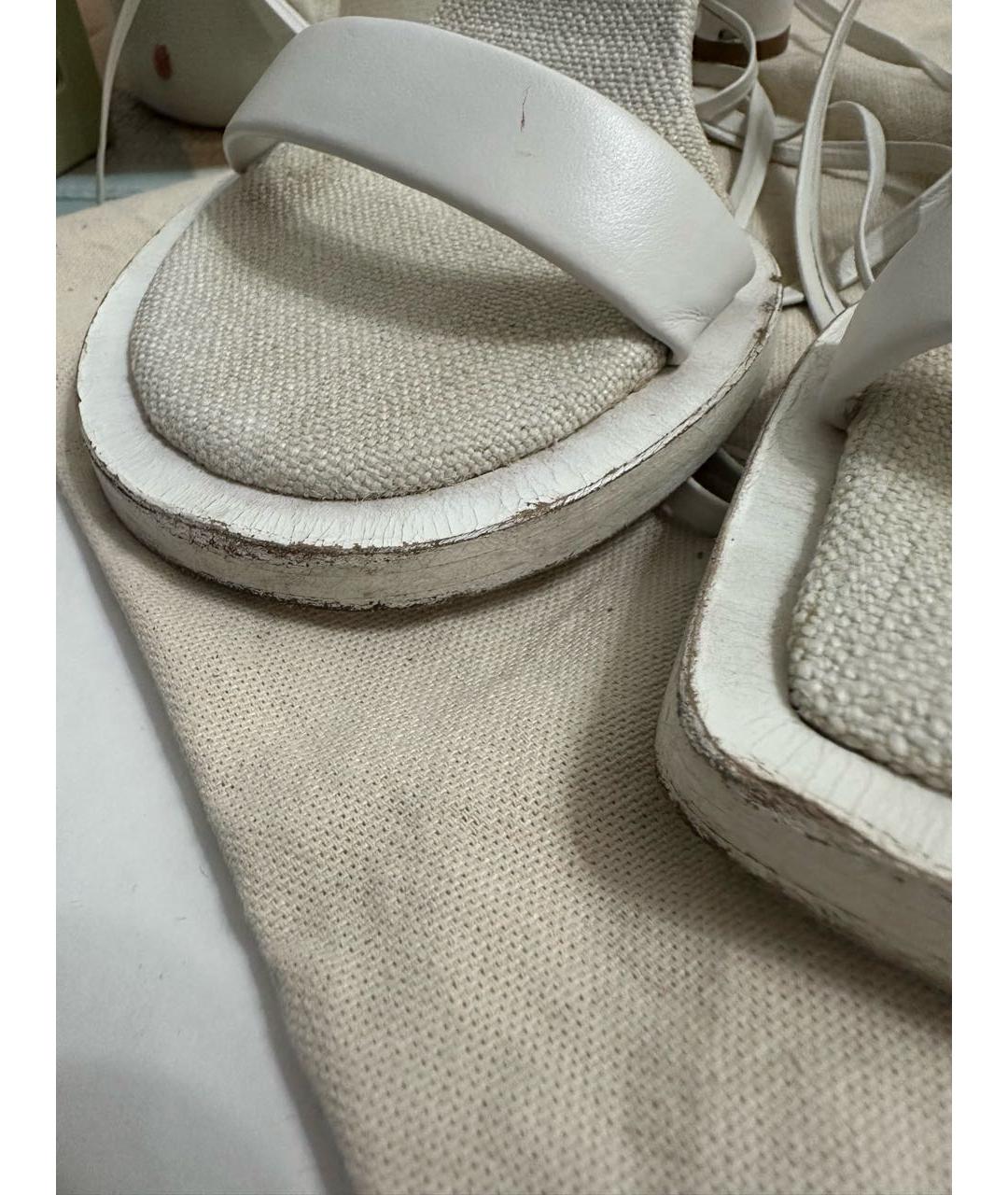 JACQUEMUS Белые кожаные босоножки, фото 7